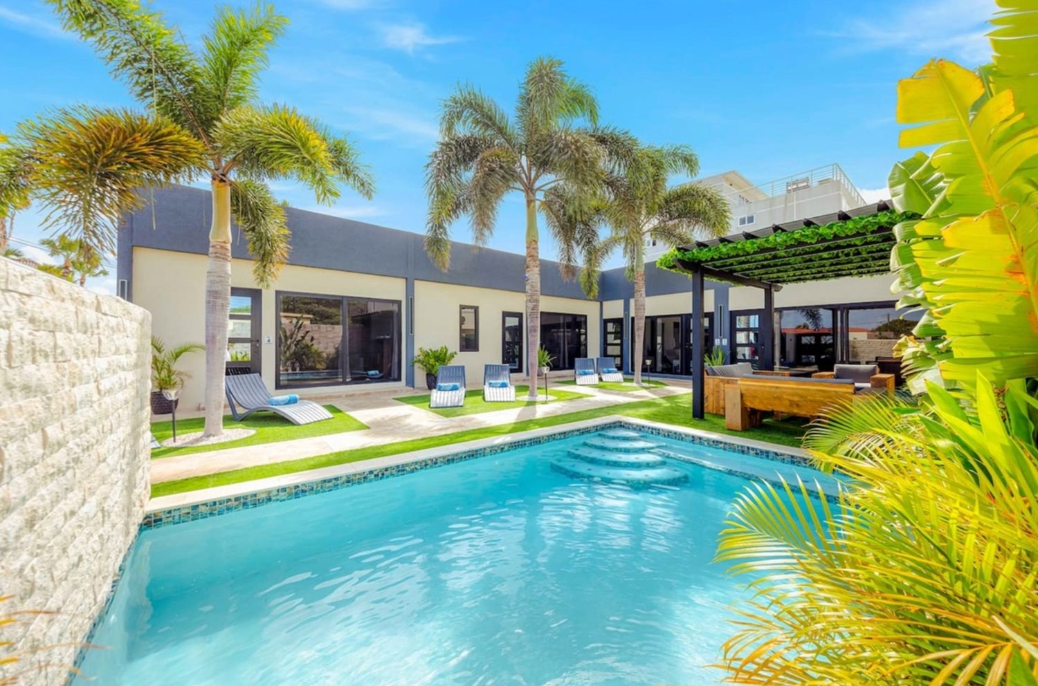 Palm Beach Sea La Vie pool courtyard